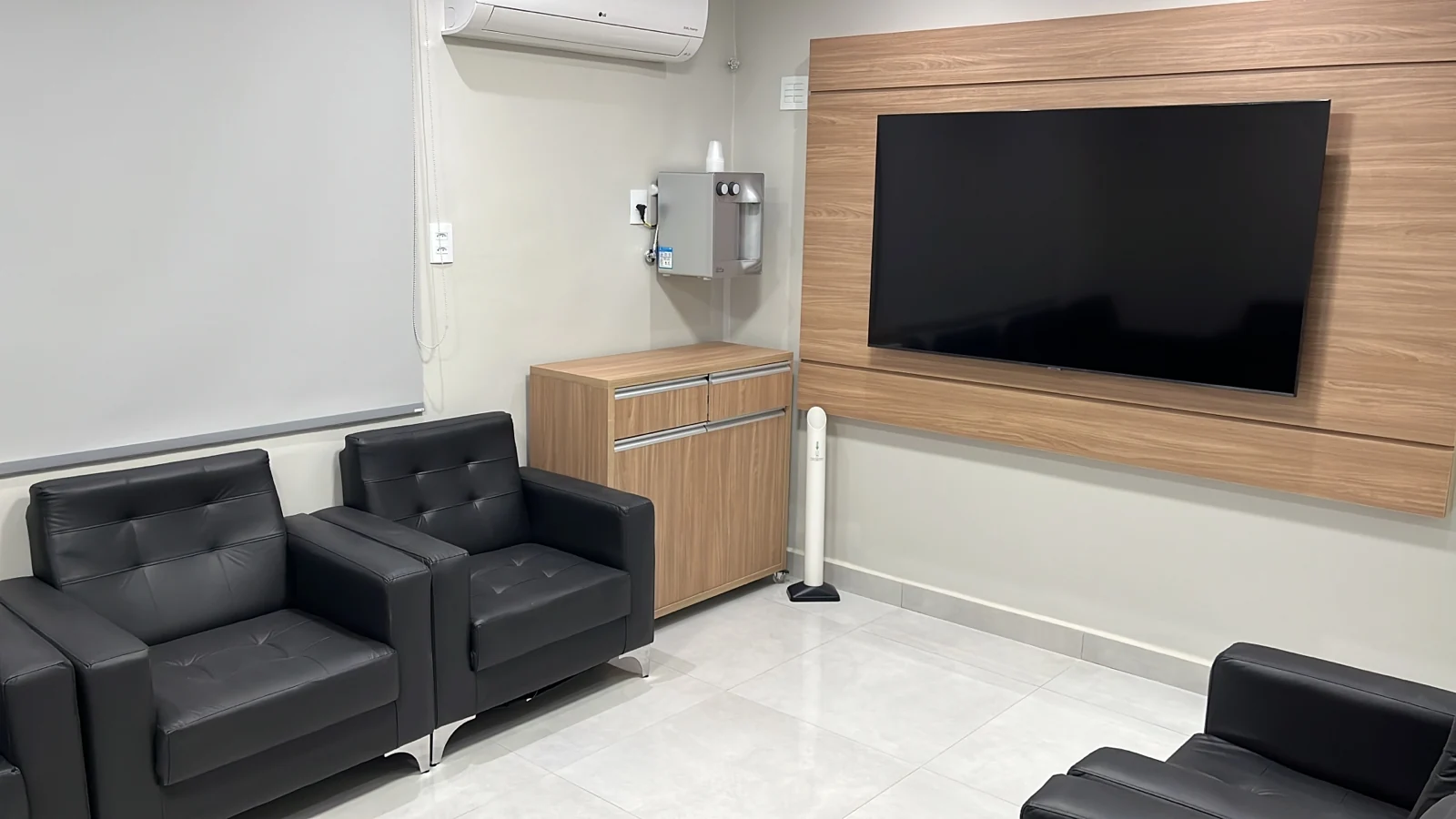 Sala de espera da Attentus, com poltronas e ambiente claro