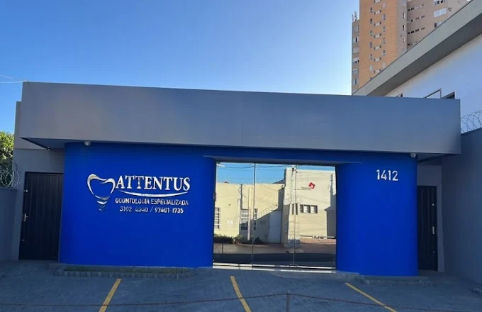 Fachada azul da Attentus, no número 1412 da Rua Bernardino de Campos
